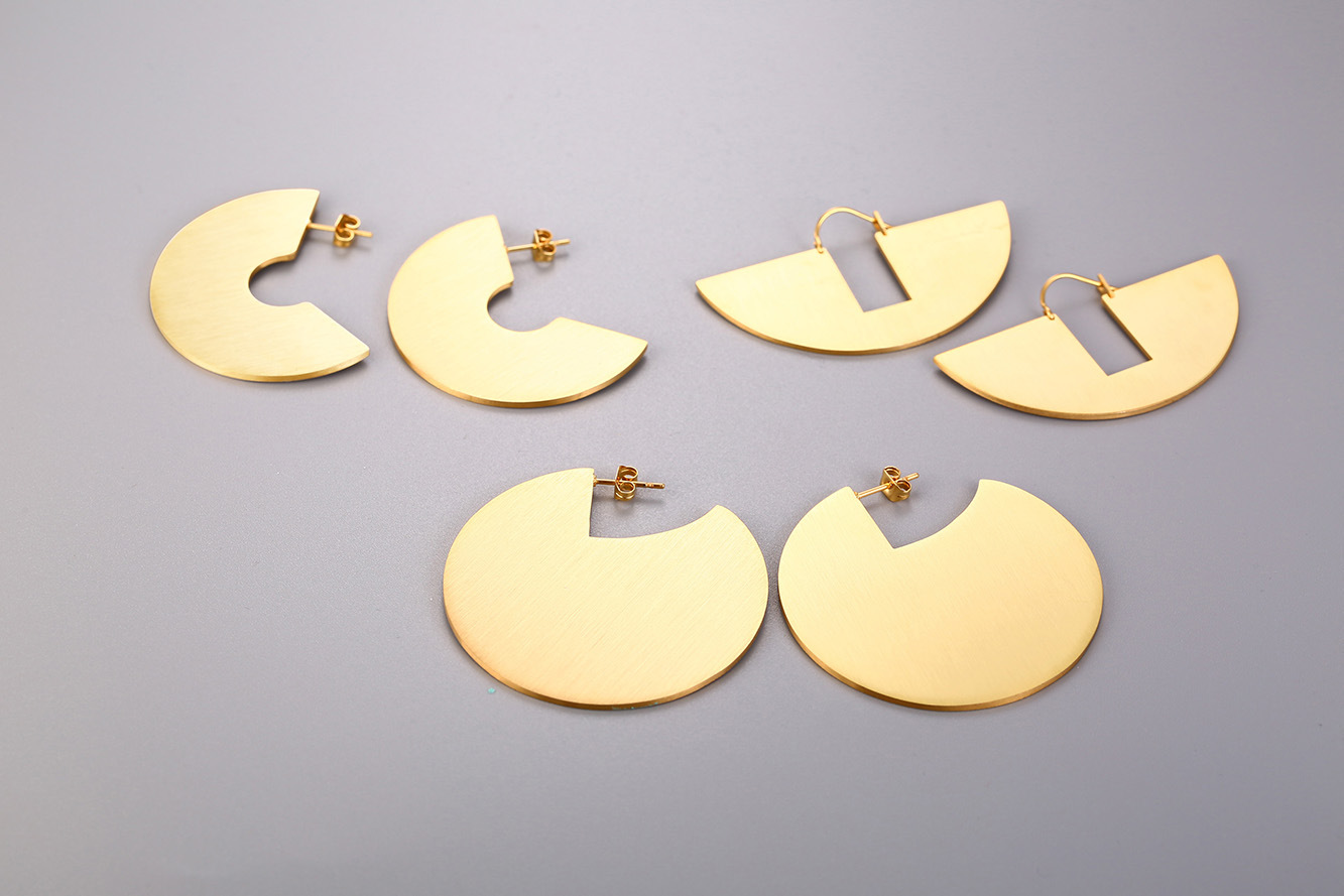 LICA Customized High Polished 18k Gold Plated Round Plain Hoop Earrings For Lady
