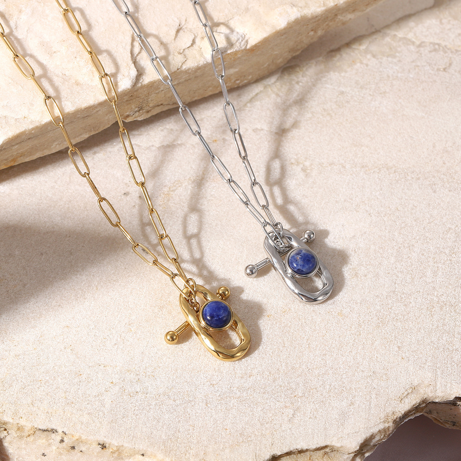 High Sense of Fashion Stainless steel necklace with OT toggle closure, Sapphire stone necklace