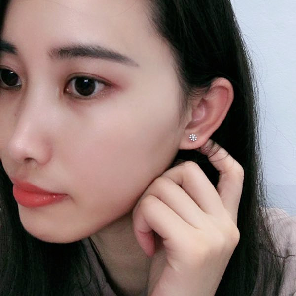 Mini micro set rhinestone little Daisy ear stud Titanium steel screw needle ear bone stud South Korean fashion small ear stud earrings