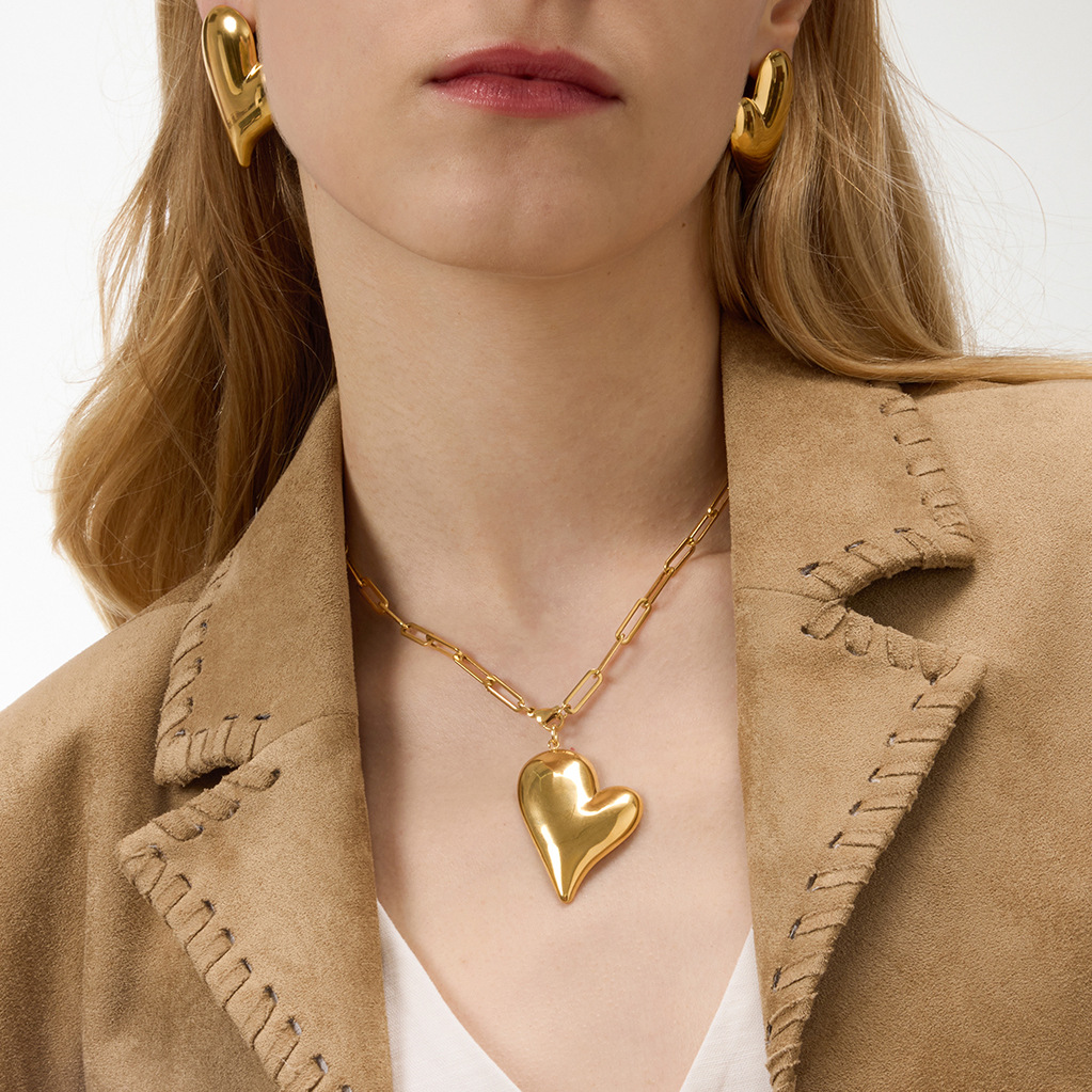 Stainless steel heart-shaped stud earrings, unique and high-end feeling, stainless steel jewelry, no color fading, ear accessories.