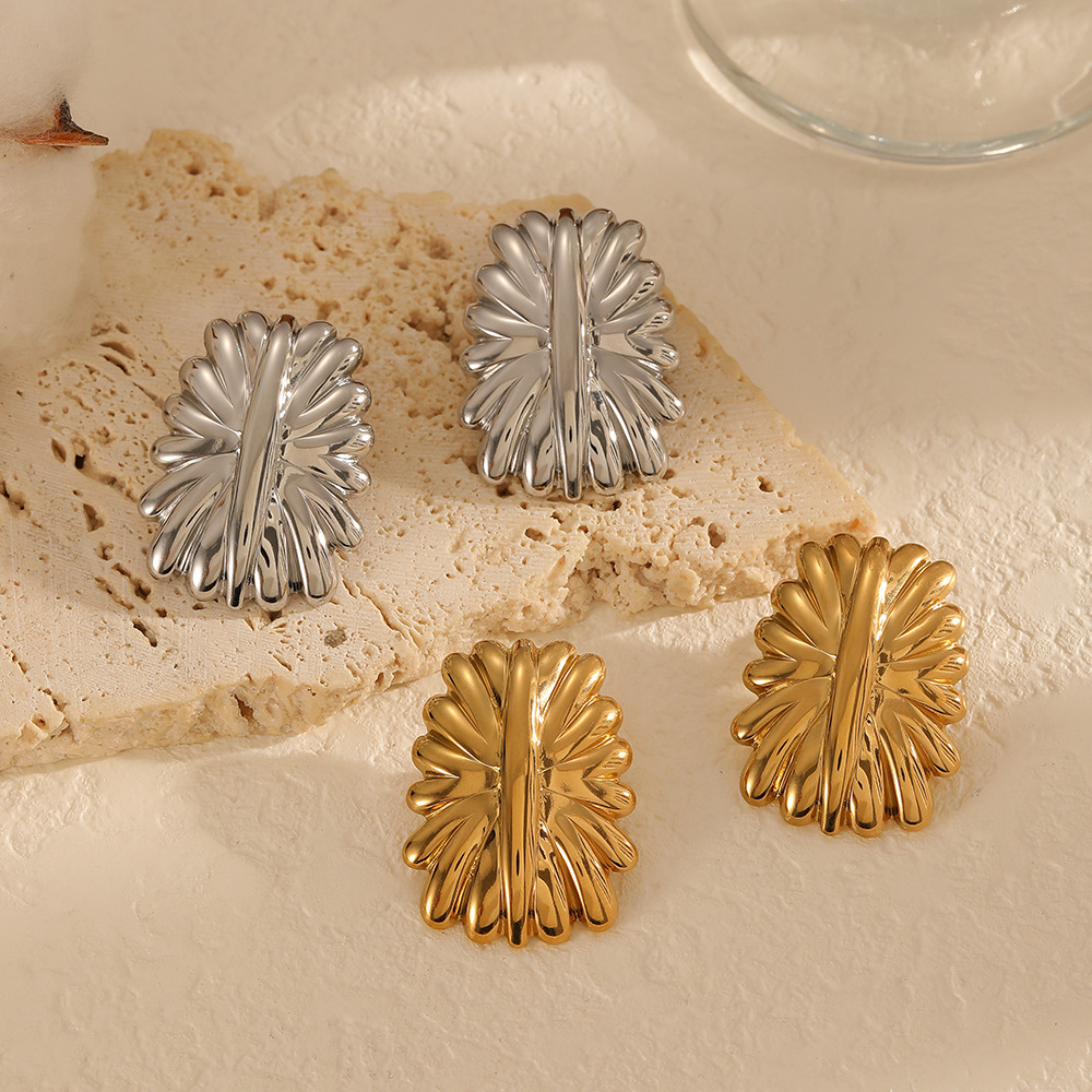 Floral-shaped stainless steel earrings for women, a unique design. 18k gold vacuum electroplated titanium steel ear studs that won't fade.