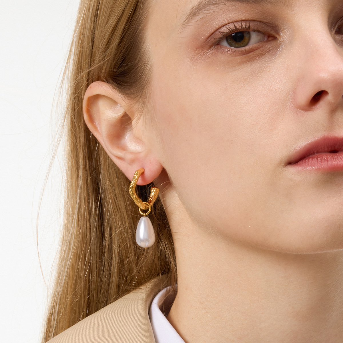 Stainless steel resin pearl stud earrings - luxurious and high-end ear jewelry for autumn and winter, titanium and steel accessories