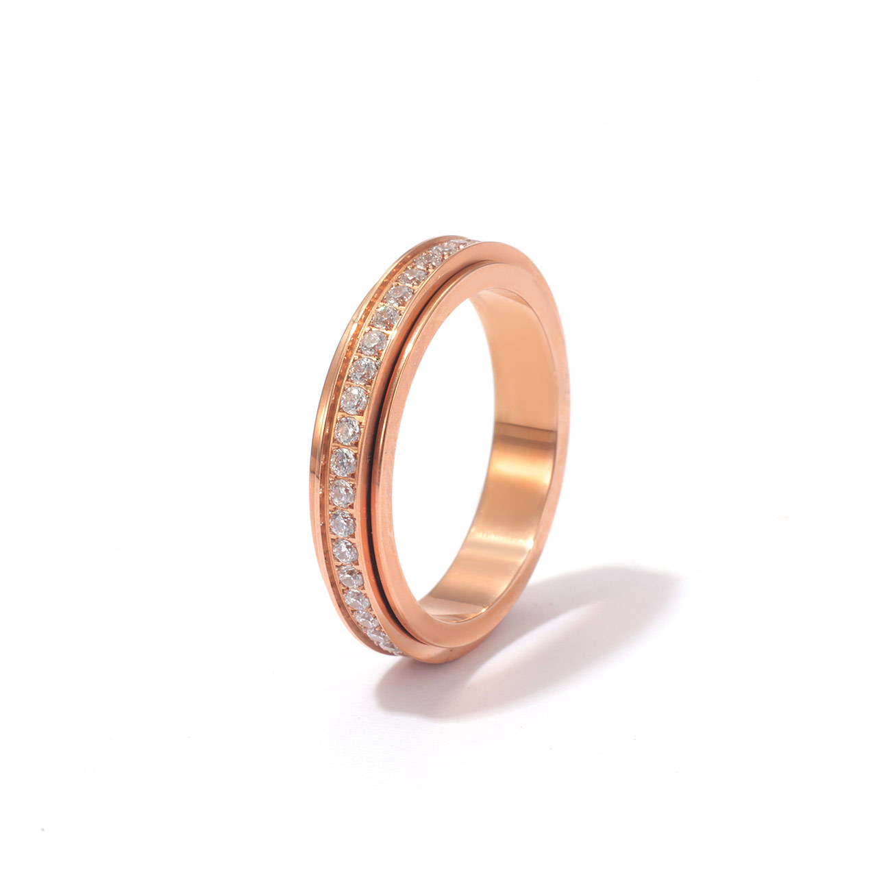 A light luxury style star-studded diamond-encrusted stainless steel wedding band that doesn't fade.