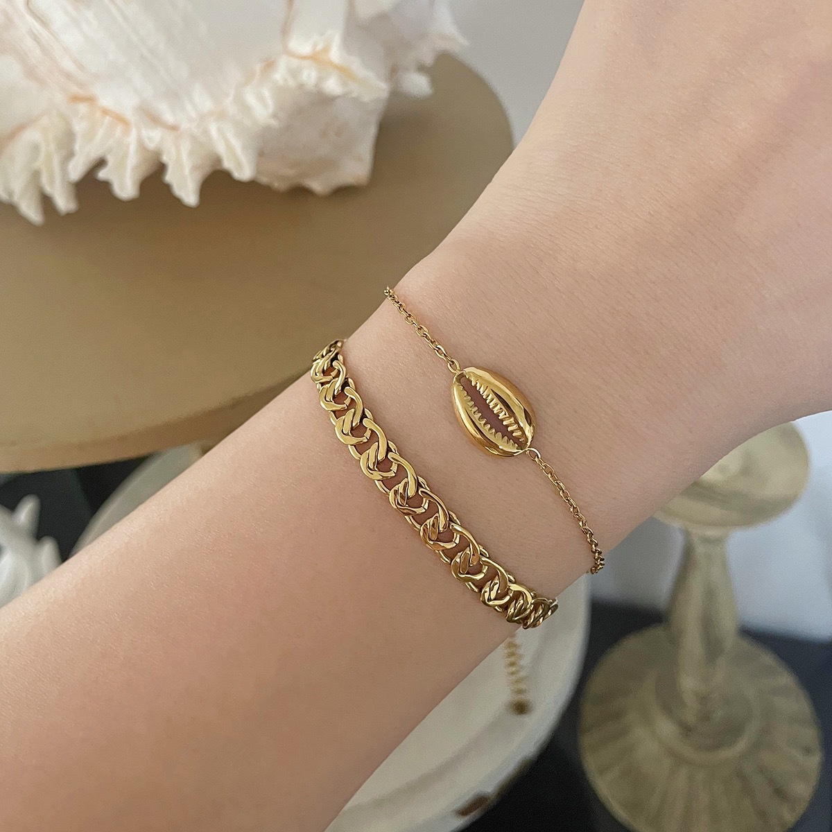 Cold and elegant hollow metal chain bracelet, versatile and durable titanium steel jewelry that maintains color and is a unique choice for fashion accessories.