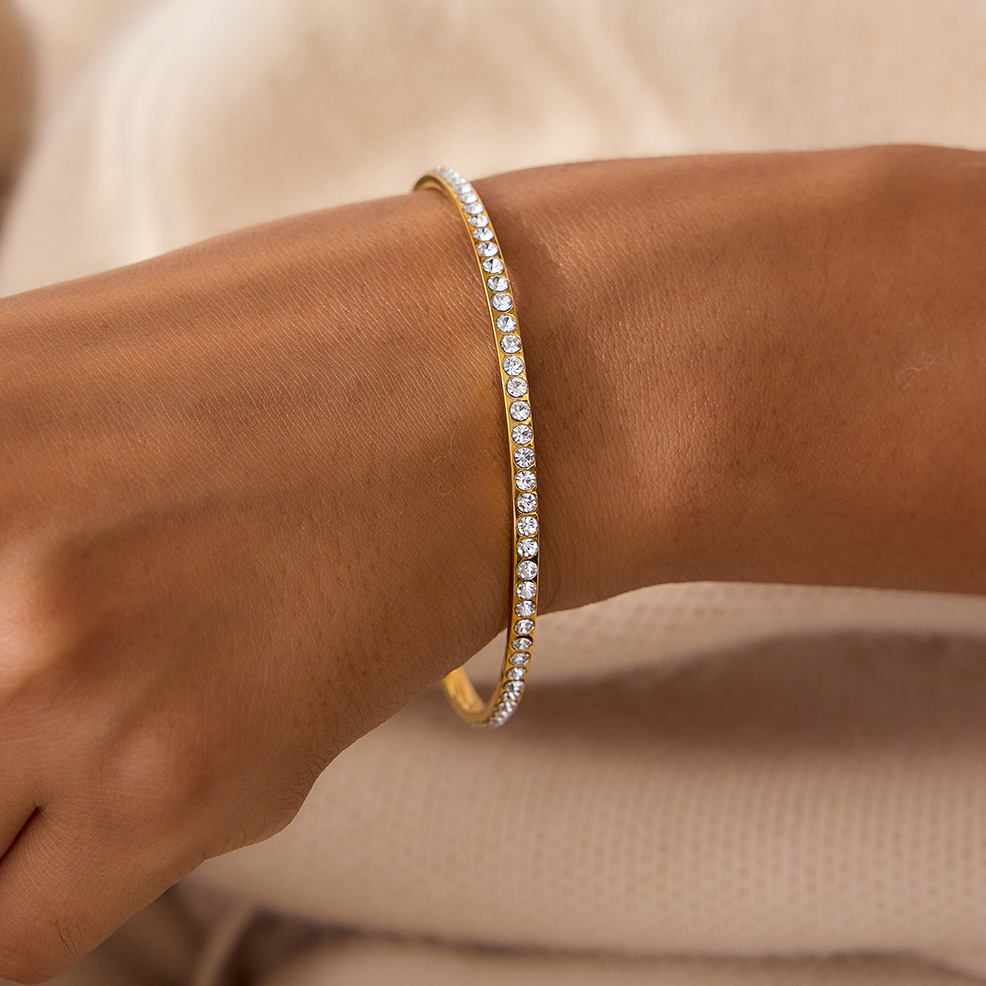 Stainless steel bracelet - elegant water droplet-shaped bracelet made of high-quality titanium steel, does not fade in color. Titanium jewelry accessory.