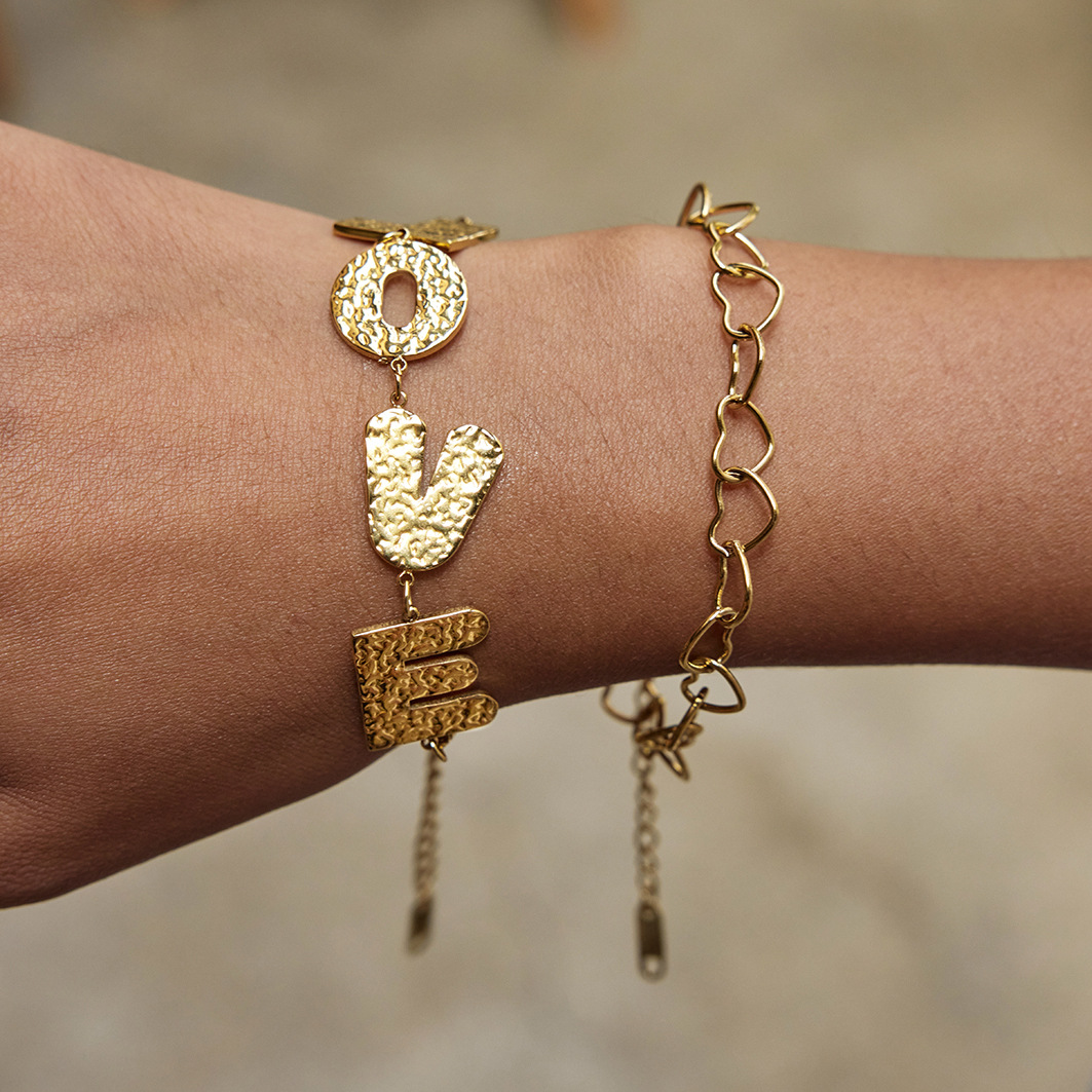 Letter bracelet - luxurious and high-end style for women. Valentine's Day stainless steel cross-border accessory that won't fade.