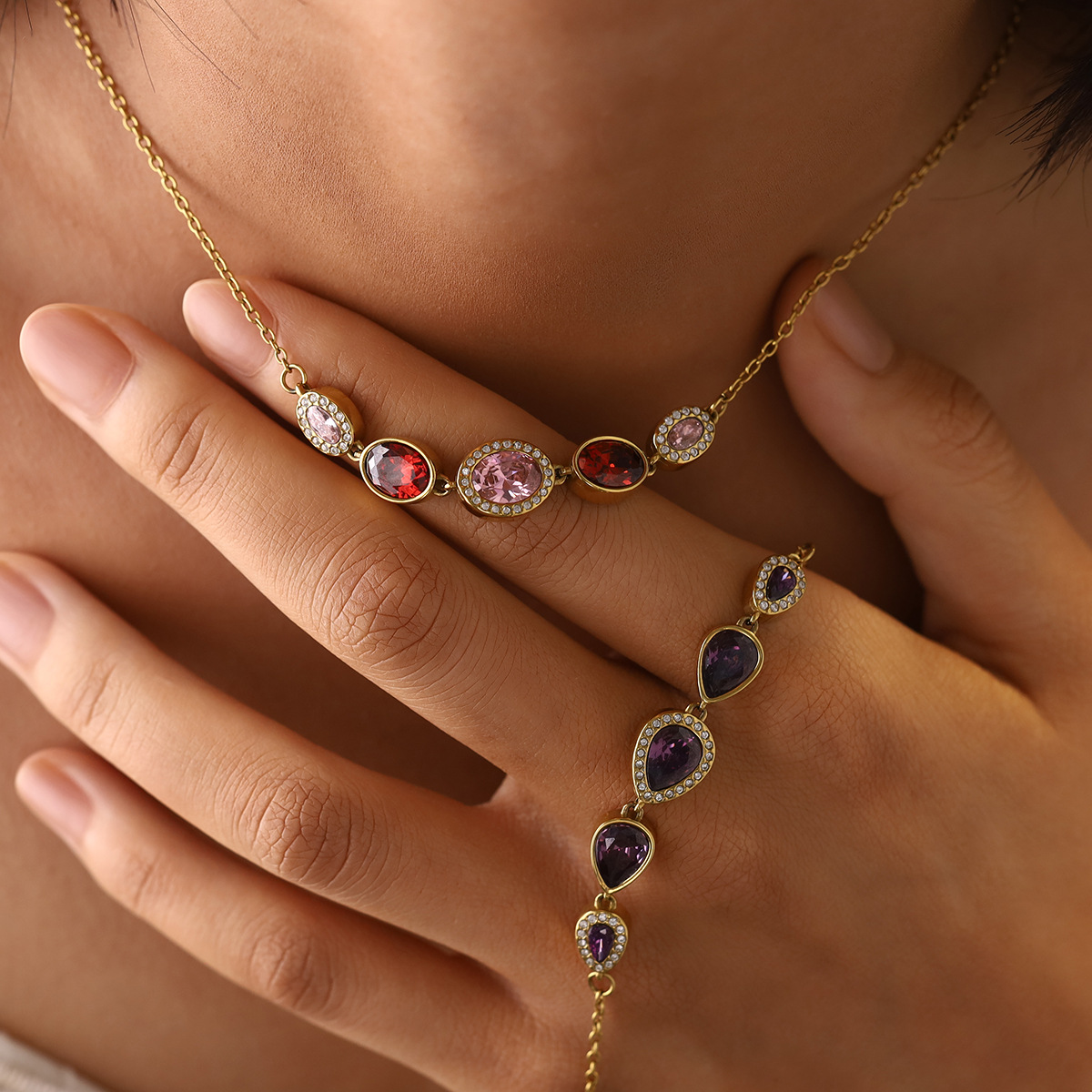 Waterdrop-shaped drilled collar chain for women, made of titanium steel and 18K gold, does not fade, featuring red zirconia stones. Wholesale available.