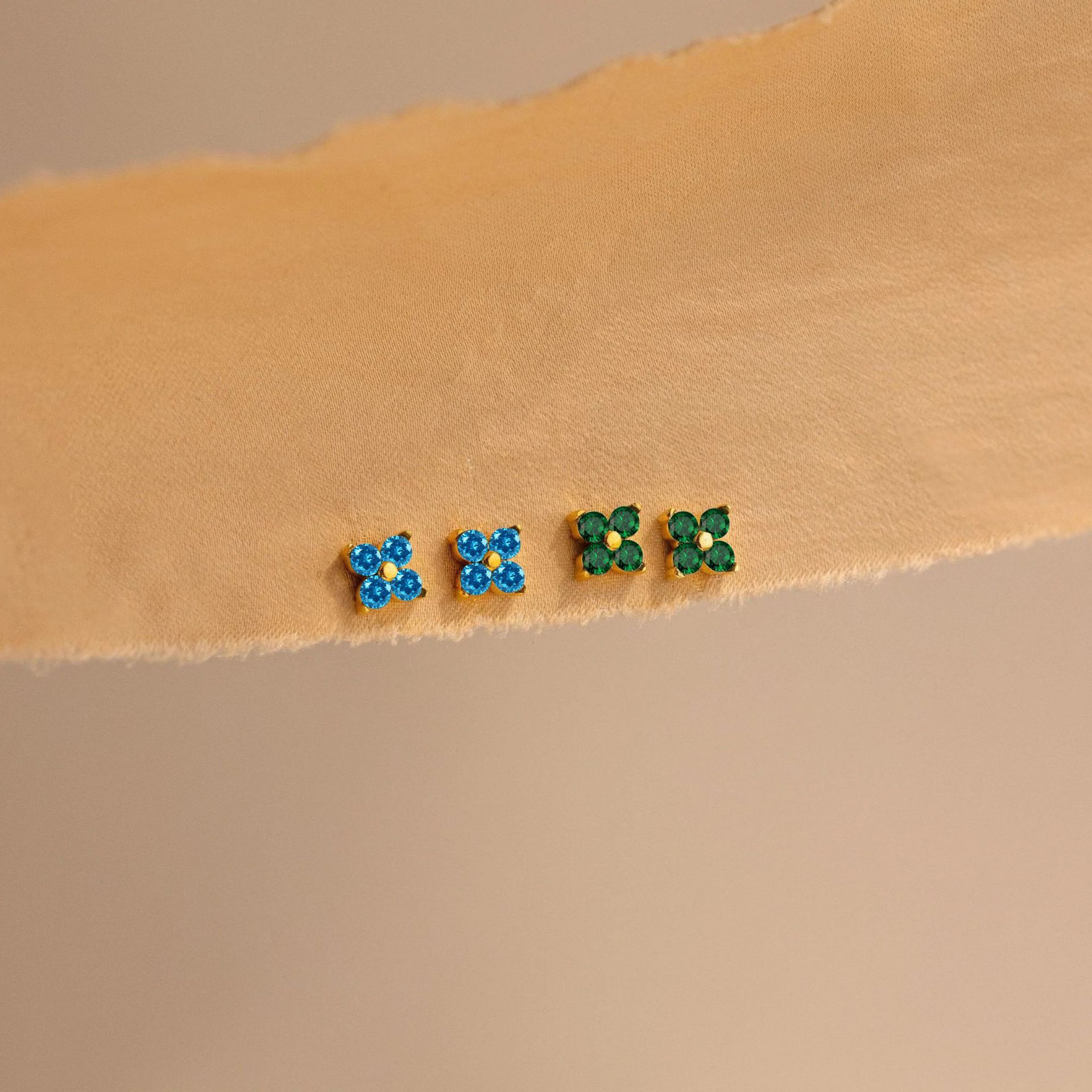 Four-leaf clover lucky stud earrings with a flower design on all four sides, featuring a sweet and elegant style, fashionable and luxurious, and retro in appearance.