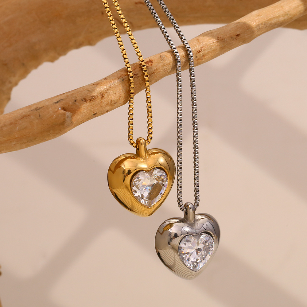 Creative niche design - French-style high-end pendant made of stainless steel plated with 18K gold, featuring a heart-shaped zircon stone, box-shaped chain necklace.