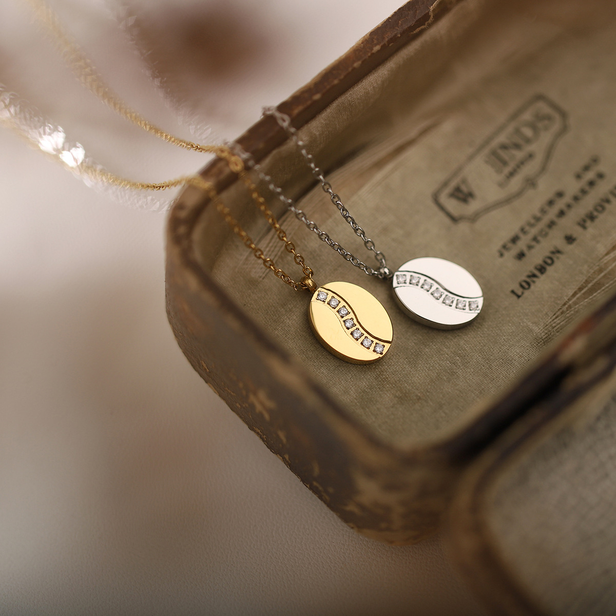 Elegant and high-end micro zircon-encrusted coffee bean oval pendant necklace, collar chain, versatile accessory.