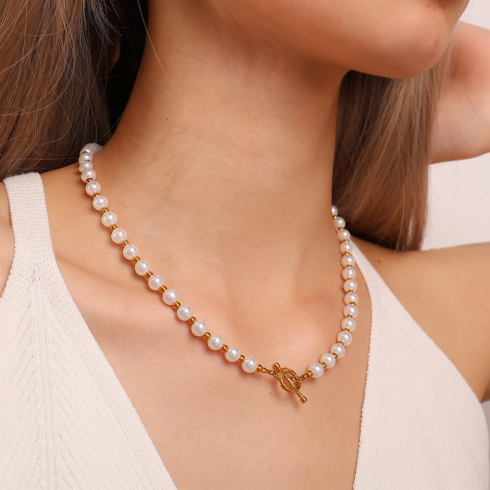 New white bead-spliced unique metal bean necklaces for the gentle and niche market, light luxury and elegant collar chain, stainless steel pearl necklace.
