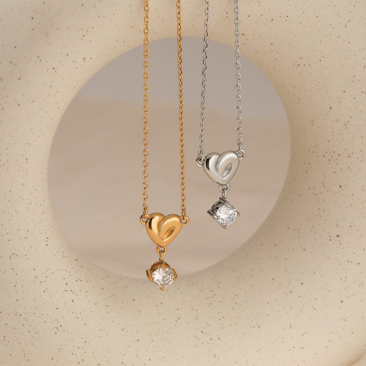 New stainless steel heart-shaped zirconium pendant necklace for women. Elegant and romantic. Made in Europe for overseas trade. Electroplated without fading. Accessory.