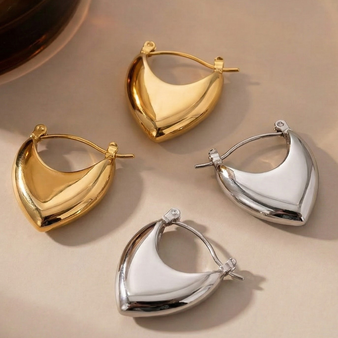 Small-scale design heart-shaped hollow earrings made of stainless steel, plated with 18k genuine gold, high-end ear jewelry for women