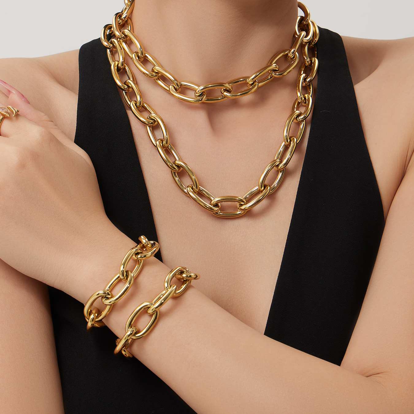 Hip-hop style thick chain necklace and bracelet set, stainless steel plated with 18k gold, simple and luxurious design with a sense of luxury.