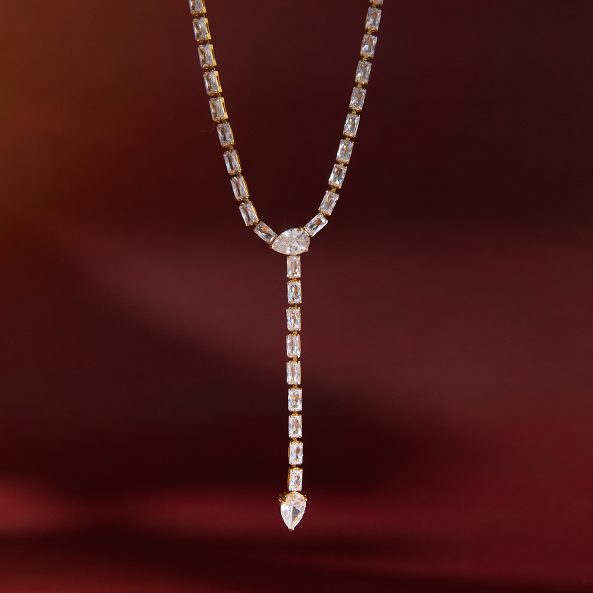 Zircon Snake-shaped Titanium Steel Necklace - Luxury and niche Y-shaped chain made of stainless steel. Cross-border accessory for women. High-end neck chain.