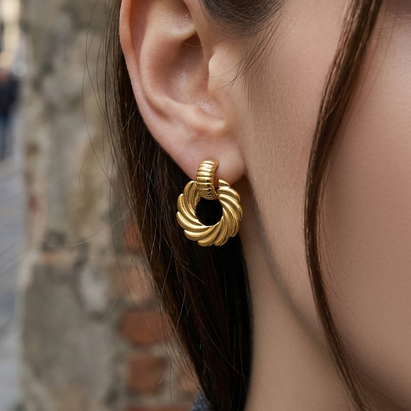 Stainless steel spiral twist pattern chic earrings are fashionable accessories that are exquisite, three-dimensional, high-end, elegant and trendy EARRING